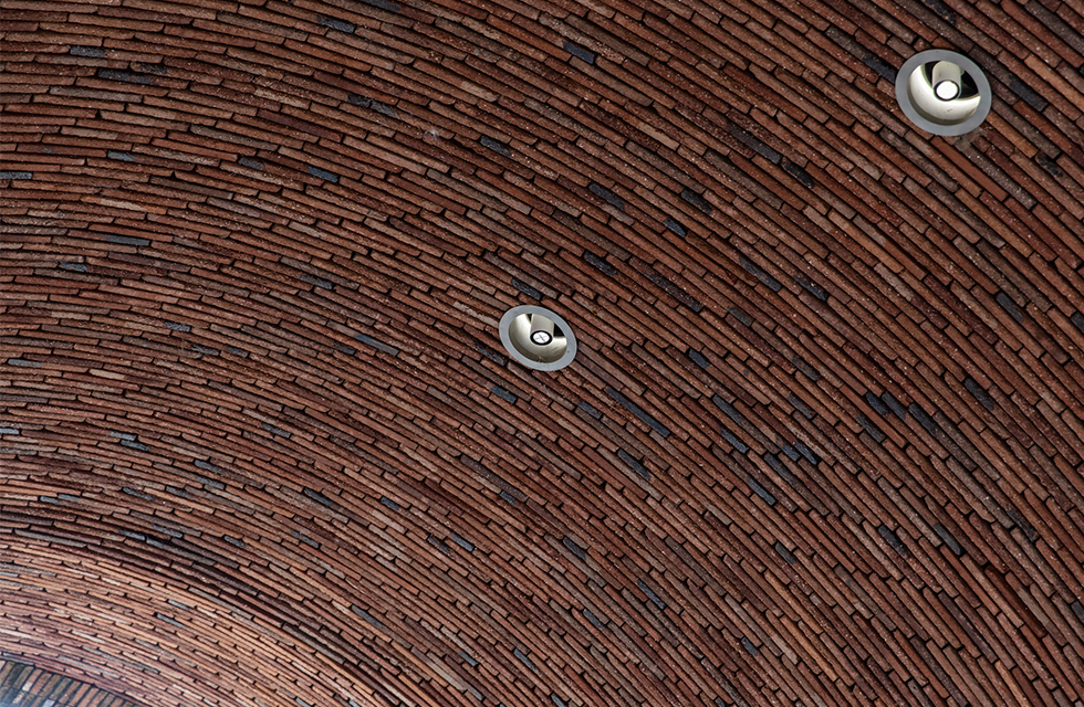 Skylights, hollow cylinder, are distributed in each vault. SWALLOW Pro series track lights specially customized by WAC are embedded in the vault cylinder and integrated with the building to achieve the mutual integration of artificial light and natural light. Jingdezhen Imperial Kiln Museum