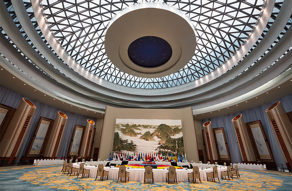 The luncheon room is themed "Benevolence". Leaders reached the luncheon hall on the fifth floor through the escalators on both sides of the main venue. The center of the dome is a starry sky scene, the middle ring is natural skylight illuminating the indoor space, and the outer ring is a long closed and superimposed ink landscape scroll with five circles. The overall lunch room expresses the consensus between Eastern and Western cultures, as well as the concept of facing the natural environment and respecting ecology. shared values. Luncheon Hall