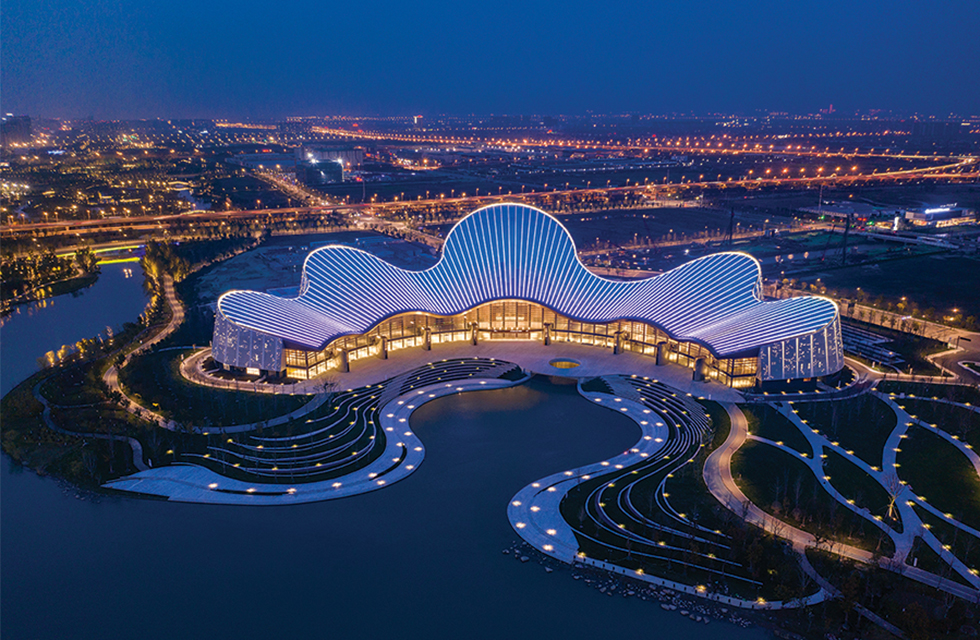 On the lakeside side of the Grand Theater, the undulating roof is stretched and smooth, like two concert pianos, releasing melodious music. View of the lake from the Grand Theater