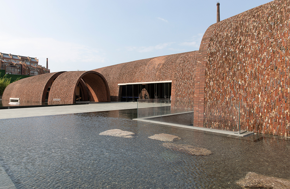 Located in Jingdezhen, the "Porcelain Capital of the World", the main body of the building is composed of 8 multi-curved arch structures. The design is inspired by the traditional kilns in Jingdezhen and draws on the round and simple curves of Chinese porcelain. Jingdezhen Imperial Kiln Museum