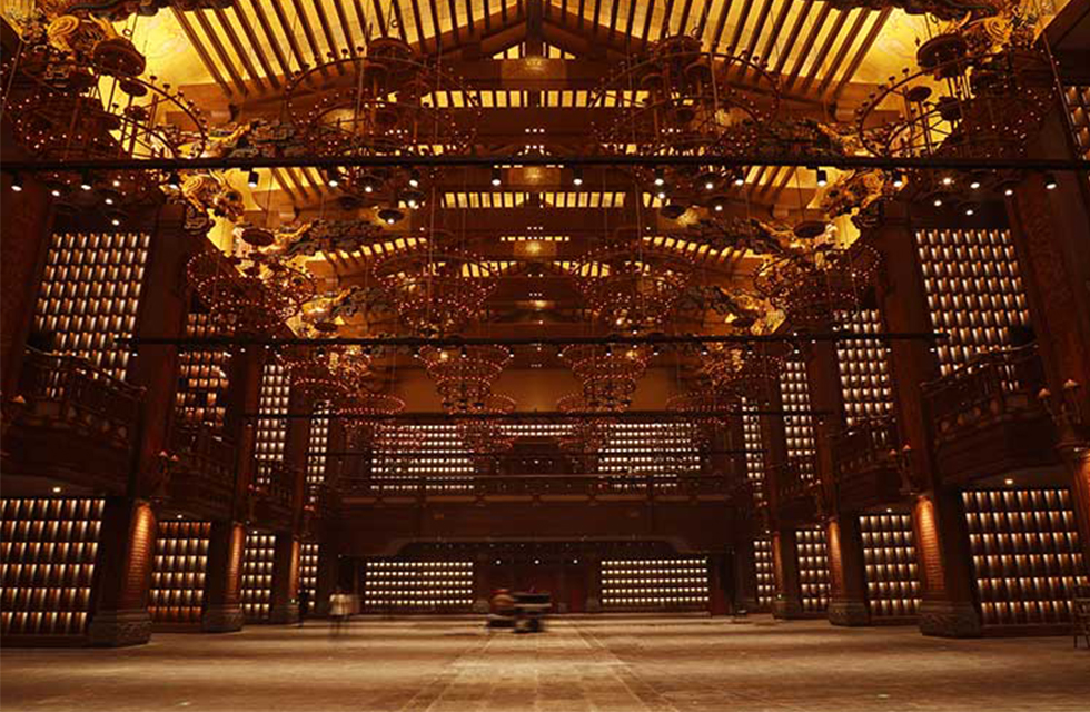 The overall lighting design of Benevolence Hall is mainly brilliant and beautiful. The tall bookshelves around it extend to the roof. The customized lamps in the bookshelves can change their effects at any time, creating a light show and giving people a visual impact. Visitors are all amazed by its magnificence and beauty, which makes people linger and have a long aftertaste. Ren hall