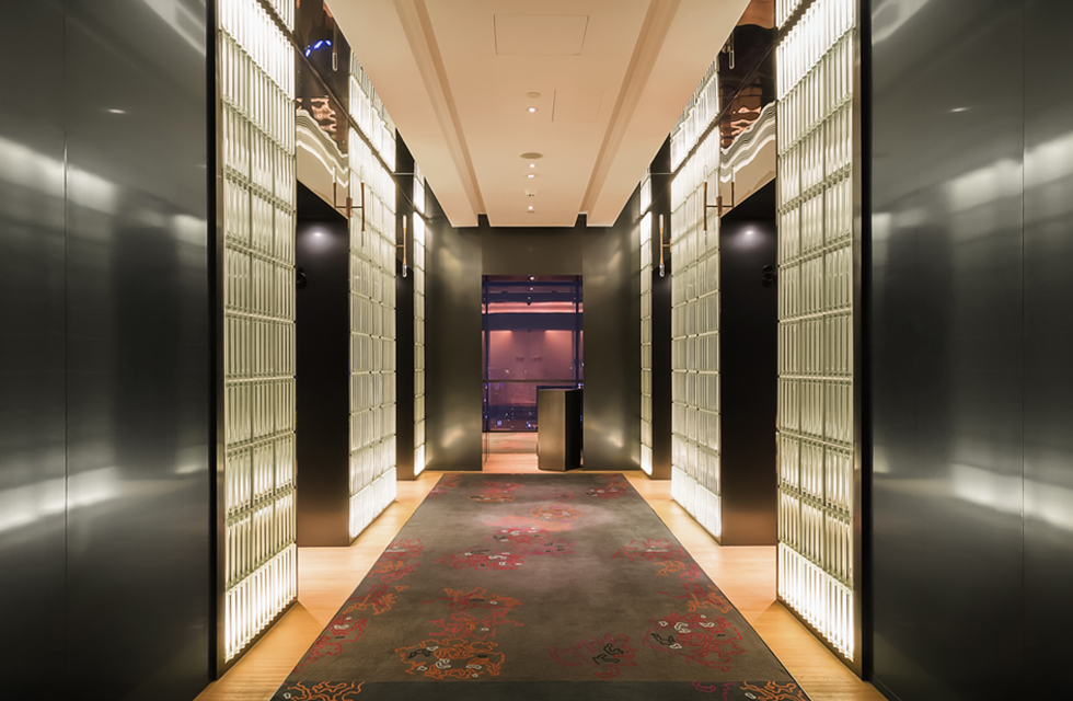 Shanghai W Hotel has abandoned the traditional lobby bar. The check-in area is located on the 4th floor of the hotel, and it boldly uses an open layout. The designer opened a patio in the lobby, which is also a natural lighting design that is very consistent with the elements of Shanghai alleys. Of course, even with natural lighting, the use of light is still indispensable. The PLANA series downlights are cleverly used. The shading angle is greater than 40°. The good anti-glare protection makes the existence of downlights almost invisible. Lobby Bar
