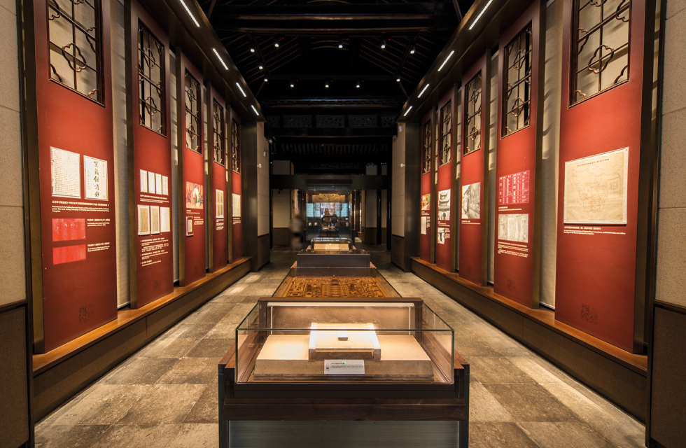 The museum building has a Chinese ethnic style. To the north of the Taiping Heavenly Kingdom History Museum, there is an ancient building hall with an antique appearance and modern internal facilities. This is the multi-functional exhibition hall of the Zhanyuan Building. This exhibition hall covers an area of about 550 square meters, with an exhibition line of 120 meters.
The display cabinets extend from the entrance to both sides to form a annular shape. The middle display cabinet is in a T shape, with glass dust isolation on the outside and high-quality LED lighting fixtures inside, with elegant style. The calligraphy and painting exhibits bring a fresh, refined feeling to the audience. Nanjing Taiping Heavenly Kingdom History Museum