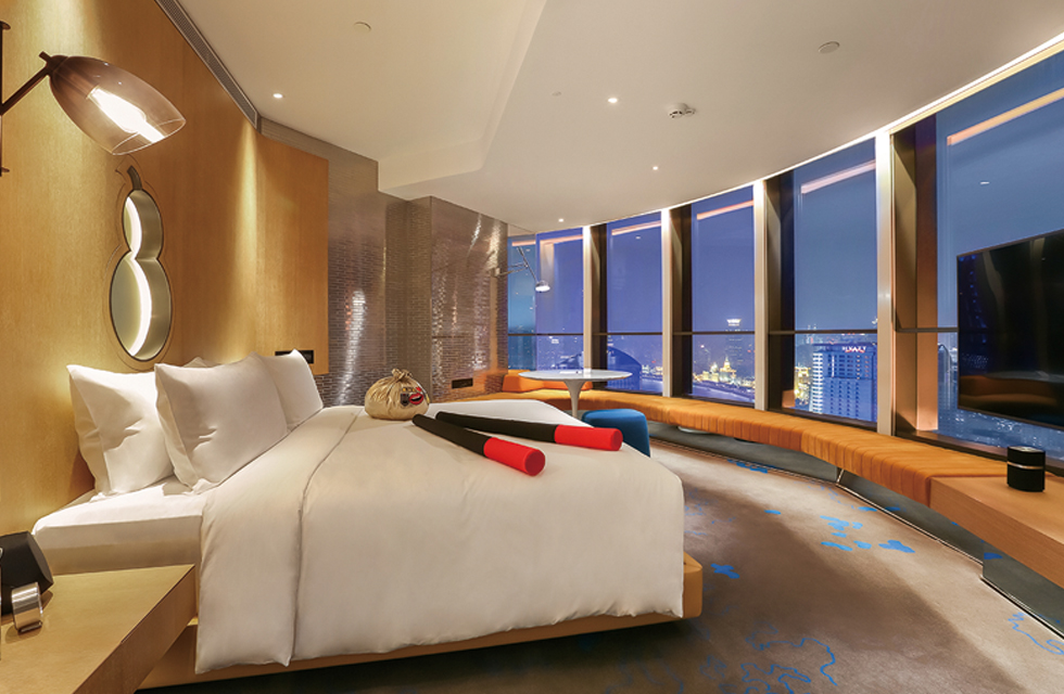 The lighting in the guest rooms pays attention to comfortable lighting. The large curved glass windows will project natural lighting or night light. The indoor downlight designer chooses ELANA series and LEDme series LED recessed downlights. The two series of lamps are designed with thin edges and are compact. It is exquisite and deeply embedded in the ceiling, and its structural design can well control the direction of light and avoid glare. Suite