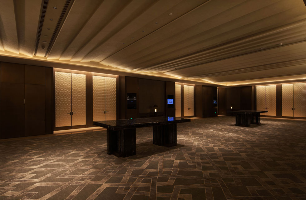 In the banquet hall and conference hall, the designer used a lot of diffuse reflection and indirect light to provide visitors with an extraordinarily soft and relaxing space. Through clever handling of lighting nodes and the selection of lamps with good anti-glare properties, there is almost no visual interference in the main directions. Public corridor