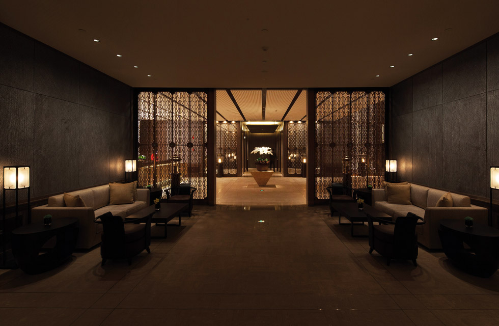 In different spaces, the traditional decorative element "screen" partition has been used many times by interior designers. Lighting designers can well express the order between spaces by balancing the light brightness in each area. At the same time, many semi-private exclusive spaces are naturally formed. Public rest area