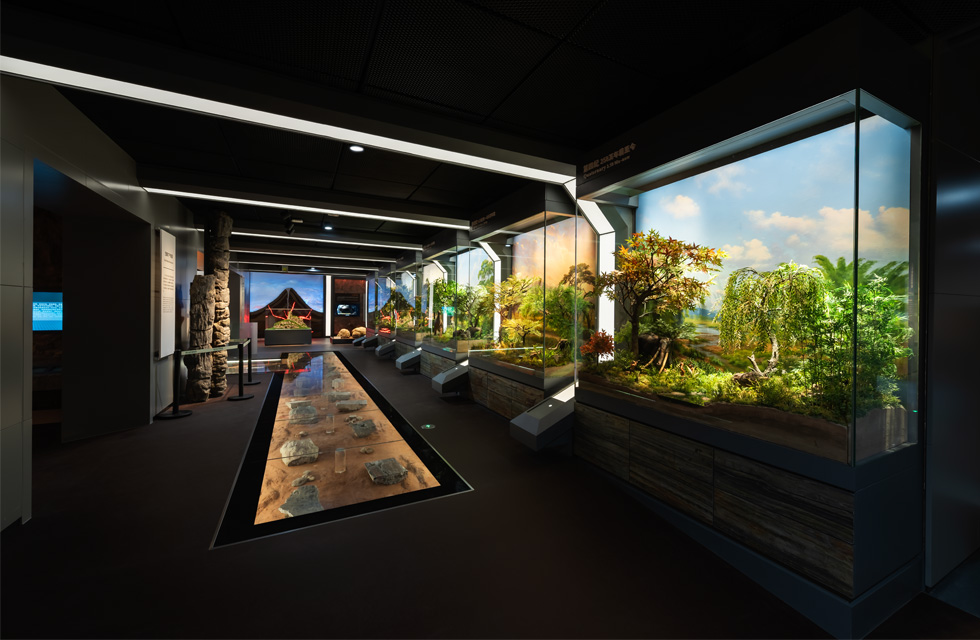 In order to highlight the rich heritage resources in the scenery box, first of all, in terms of overall brightness design, the brightness inside the scenery box is higher than the brightness of the external activity space. Graze 9°x15° asymmetric light distribution wall-washing linear lights are used to evenly illuminate the entire background wall. And Paloma Focus 9°-60° adjustable beam angle track lights are used for key illumination. Together with the application of low-reflective glass, it reduces the interference of ambient light, improves the clarity and energy of the entire picture, and presents the best vision to the viewer. Effect. Ecological Pavilion