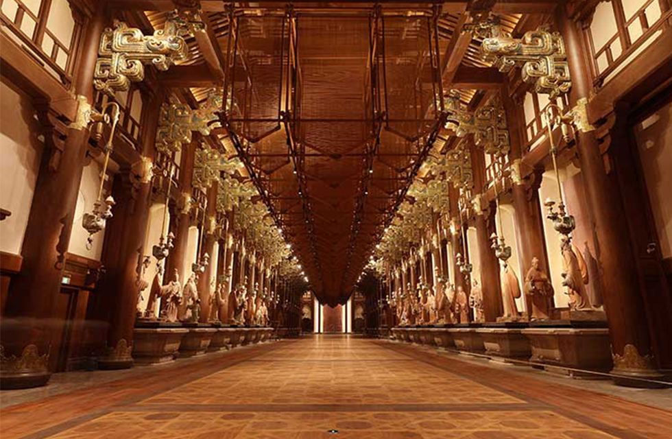 The Seventy-Two Sages is a sculpture hall more than 90 meters long, 16 meters wide and 16 meters high. It is both a rest hall before entering the main hall and a story hall. Thirty groups of sculptures are used on both sides to vividly show the vivid story of Confucius and his seventy-two disciples. The lighting also matches the theme, focusing on nature and comfort, and is both educational and entertaining, allowing visitors to understand Confucius with a relaxed and joyful feeling. The profoundness of Confucian culture. Seventy-two sages corridor