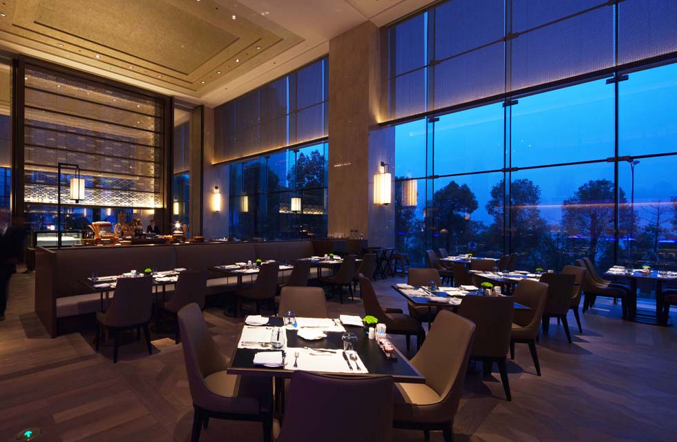 The hotel's all-day dining restaurant is located next to the Jialing River and is an excellent viewing spot. However, the huge floor-to-ceiling glass usually reflects indoor light sources, causing trouble for night view viewing. To this end, designers pay special attention to controlling the brightness on the vertical surface, especially avoiding the use of lamps with overly bright luminous surfaces, and minimizing the number of lamps. For this purpose, WAC Lighting’s ELANA Pro series downlights specially designed for hotels were specially selected. Its patented hidden light technology and excellent light emission effect solve this problem very well. Ultimately, it provides a nighttime light environment that blends inside and outside, creating an opportunity for visitors to enjoy the beautiful scenery on the other side. Dining room