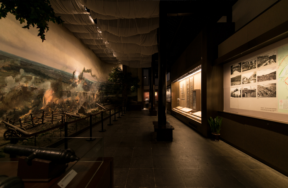 In the lighting design of the Taiping Rebellion exhibition hall, in addition to the WAC museum-specific track product PALOMA PRO and other series, it also innovatively selected many WAC outdoor products to break the monotony with creativity.
The building in the picture, based on the building height, features and lighting design requirements, we took a new approach and selected GRAZE outdoor linear wall-grabbing lamps. The wooden structural patterns and features of the wall are perfectly displayed. In addition to GRAZE linear lamps, MINI FLOOD II medium-power linear lamps, PANTHER floodlights and other outdoor lamps were also displayed in this project. Nanjing Taiping Heavenly Kingdom History Museum