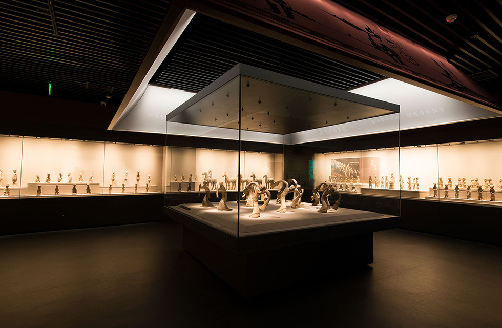 The figurines of the Han Dynasty are simple and dignified, those of the Southern Dynasties are delicate and dignified, those of the Northern Dynasties are rough and bold, and those of the Sui and Tang Dynasties are plump and graceful, reflecting the characteristics and artistic styles of different times. Especially the Han Dynasty figurines are the most prominent and are one of the typical representatives of the Han Dynasty cultural relics in Xuzhou. Under the reflection of the light, the expressions and postures of the pottery figurines are clearly visible, vividly reproducing all aspects of life at that time. 06