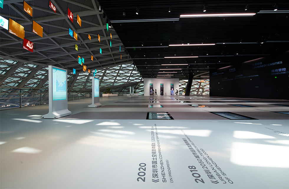 From the inside, visitors enjoy unobstructed views of the city street and are provided with a lightly shaded outdoor area space, a fully open, column-free exhibition area between 6 and 17 meters high. 04