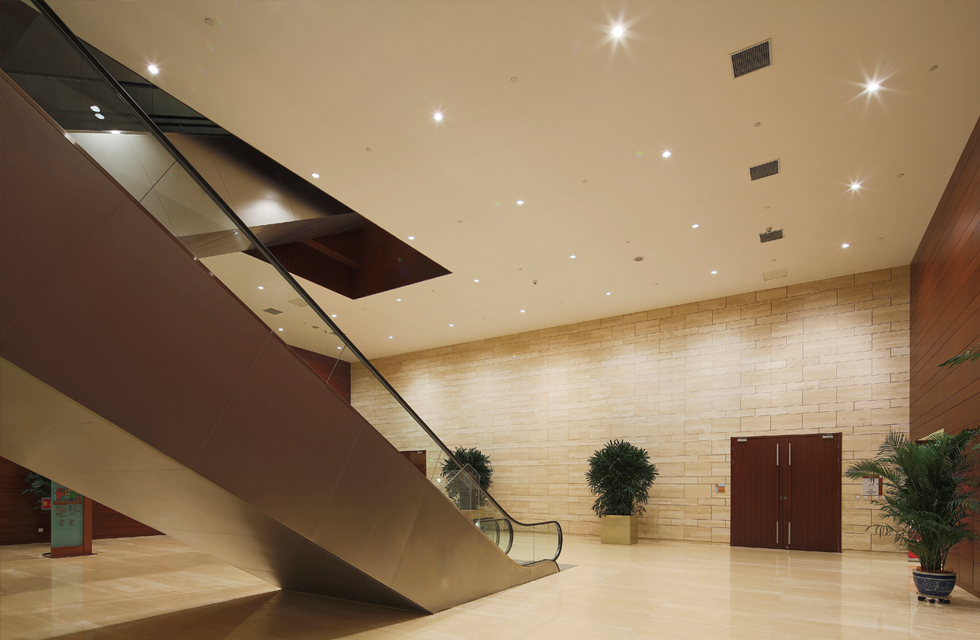The ultra-high cost performance and convenient after-sales service and regular maintenance services have also won WAC more trust, demonstrating its brand value to owners with extraordinary product details and service details. Elevator corridor
