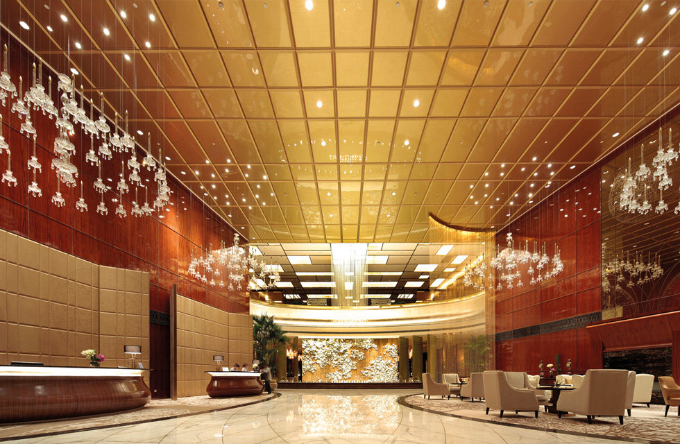 The dark vermilion wooden walls of the hotel are embedded with LED display lights, which are arranged in a staggered pattern on the walls. They emit enchanting soft light like blooming petals, releasing the soft fragrance of the night. Lobby
