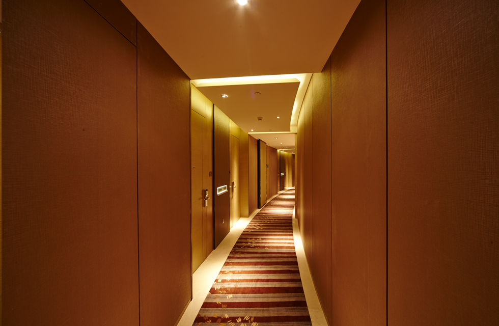 Minimalist functional lighting not only simply illuminates the space, but also creates a comfortable and ideal world of light and shadow through simple beams of light. Guest room corridor