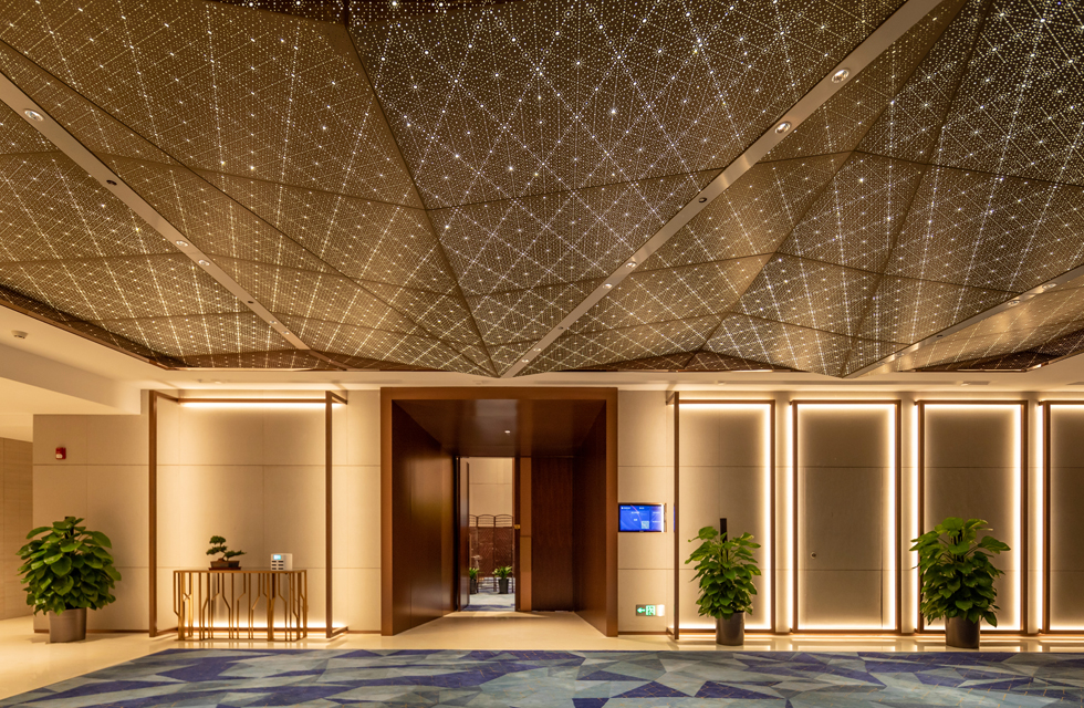 The top surface of the VIP reception room uses soft linear surface light sources as the main lighting method. WAC Fuego Indicator underground lights are embedded in the gaps in the three-dimensional wall to brighten the gaps and increase the three-dimensional vision of the wall. The lighting in the VIP room is set up with different lighting modes according to different scenes, including welcome mode, lecture mode, conference mode, screening mode, etc. The multi-functional lighting scene empowers diverse business scenarios and embodies Sunshine Insurance’s professional and efficient corporate spirit in every detail. VIP reception room