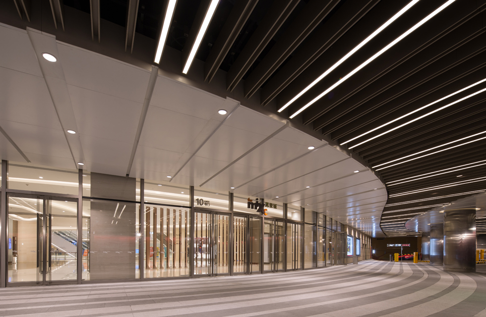 The entire lighting design is integrated with the spatial architectural space, allowing this huge landmark building to reveal the purity of light, creating a comfortable and leisurely business environment, and becoming a shopping paradise for customers to linger. External space
