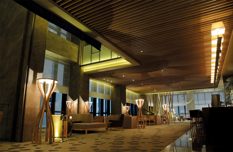 Whether in the 10-meter-high cloud lobby or in the carefully designed luxury rooms and restaurants, the lighting provided by WAC Lighting interprets decorative art with functional lighting. Lobby