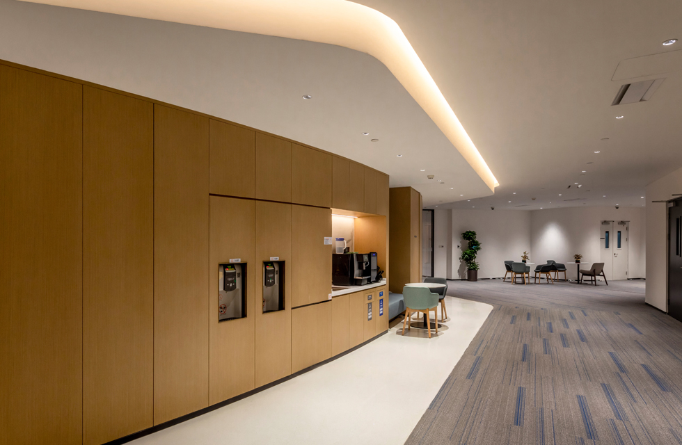 The scorching sun and vitality represented by the sun are the theme of the office area. In the design of open office areas, conference rooms and other areas, WAC always explores carefully from a humanistic perspective, giving practical functions to lights while also giving deep humanistic care. Bright, concise, transparent and comfortable lighting creates soft and sufficient levels of light and shadow, creating the most suitable light environment for work and life, so as to stimulate employees' enthusiasm for work and highlight the corporate image of efficiency, rationality and integrity. office area