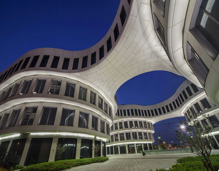 Supplemented by flood shine floodlights, the bottom of the building corridor is evenly illuminated, reflecting the design ideas of "connection" and "association", and the precisely controlled color temperature and comfort create the beauty of "auspicious clouds". Shanghai Hongqiao Xiexin Center