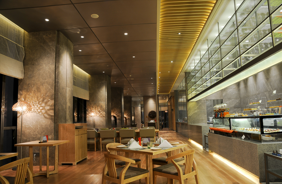 Whether in the 10-meter-high cloud lobby or in the carefully designed luxury rooms and restaurants, the lighting provided by WAC Lighting interprets decorative art with functional lighting. Dining room