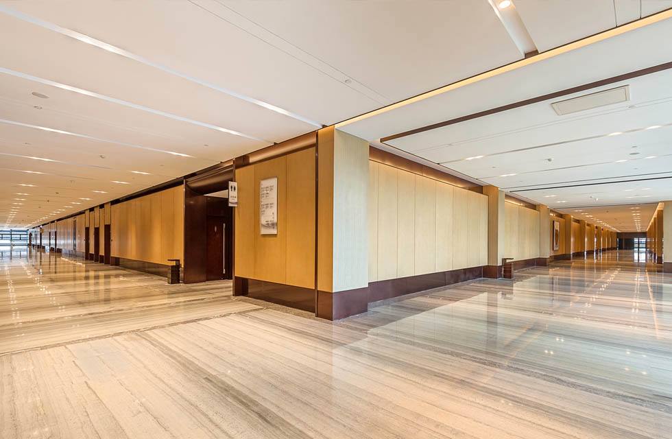 In order to ensure efficient and comfortable use, all decorative equipment in the conference room has very strict selection requirements. As for lighting equipment, WAC Lighting has conquered interior lighting designers with its industry-leading cutting-edge technology products. The conference center uses a large number of lighting equipment provided by WAC. For example, the SLANA surface-mounted downlight series is used above the rostrum of the main venue; the main venue entrance, the passage corridors on the first and second floors of the conference center, and various conferences on the first and second floors of the conference center The PLANA downlight series is used in all rooms; the entrance ceiling uses the LANNE recessed waterproof downlight series; the lighting outlines of the main venue and other conference rooms are all produced by WAC light strips. Public corridor