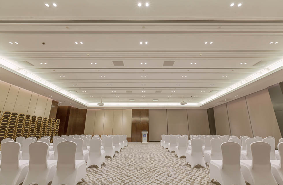In addition, the reception center and exhibition center of Wuzhen Internet International Convention and Exhibition Center also used a large number of WAC's FUEGO underground lights, ELANA downlights and light strips and other lighting equipment. When all the lamps were debugged, the comfortable and uniform light output, good color rendering and color difference control, and the ultimate anti-glare effect were highly praised by designers and owners. Stairs