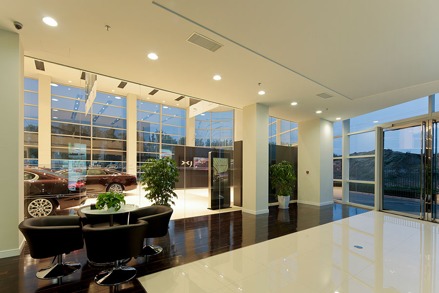 For services, combined with the VIP negotiation area of the exhibition hall and the office, conference, audio-visual and other functional areas on the second floor, taking people's emotions and mood into consideration, through effective lighting design, a comfortable and pleasant leisure communication space is provided, with a harmonious and quiet atmosphere. The lighting environment coupled with warm and comfortable natural light makes consumers feel relaxed and comfortable during the entire purchasing process and is willing to stay for a long time, thereby promoting an increase in purchasing behavior. It is not difficult to see that the above three lighting themes have maximized the commercial value and brand experience of the Jaguar Land Rover showroom. Reception room