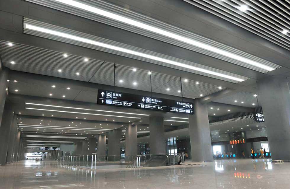 The waiting hall of Nanjing South Railway Station is equipped with an automatic walkway that is widely used in large airports. In such a huge high-ceiling space, the designer chose the WAC SLANA surface-mounted downlight series. Public area