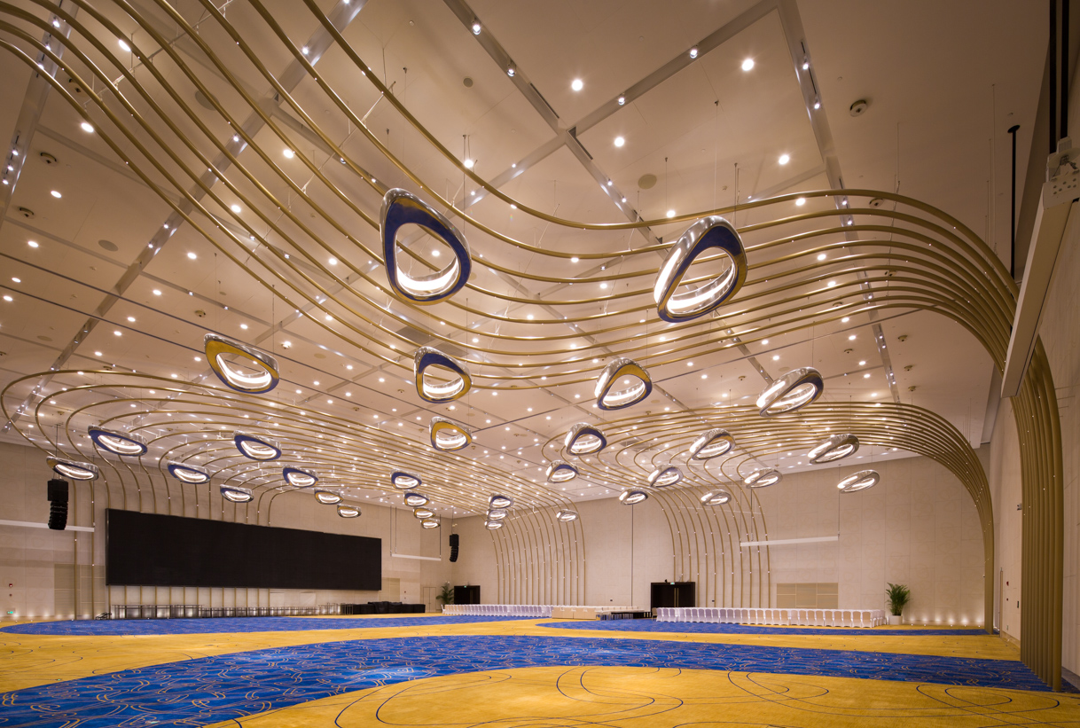 The lighting part of Shanghai Center can be divided into three sections - indoor lighting, outdoor lighting and festival lighting, involving a total of more than 120,000 sets of lighting fixtures (of which more than 40,000 sets with DALI interface lighting fixtures, and more than 40,000 sets of podium commercial area lighting fixtures , more than 40,000 sets of landscape lighting and light show lamps and other application lamps), more than 8,000 lighting circuits, and more than 1,000 controlled lighting distribution boxes. Large conference hall