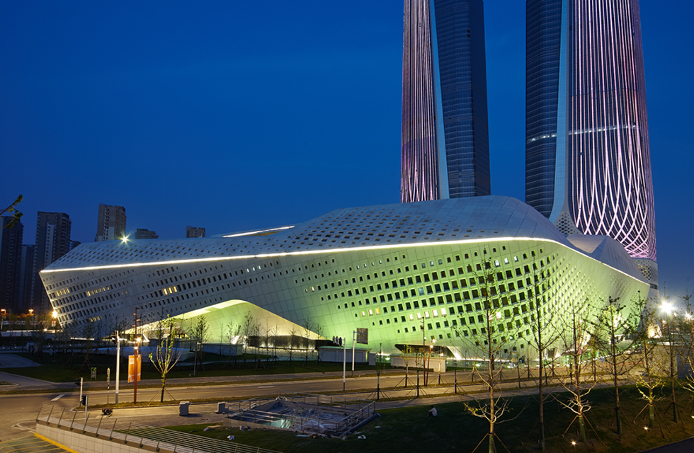 The building complex uses a large number of outdoor lighting equipment from WAC Lighting, including various high-quality lamps including floodlights, hard light strips and soft light strips. They work perfectly together to rhythmically highlight the entire building complex from the night. It has become one of the most dazzling night scenes in Nanjing. Exterior