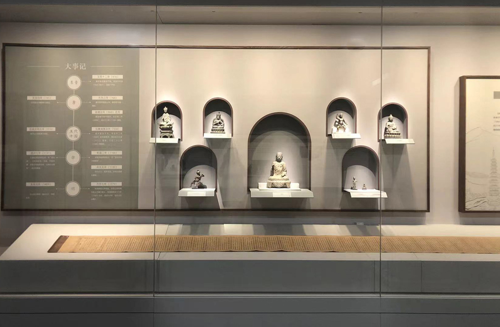 The OCULARC series of adjustable focus showcase lights are used in combination with wall-washing showcase lights to meet the lighting display needs of large-scale background graphics and special exhibits. Lighting inside showcase