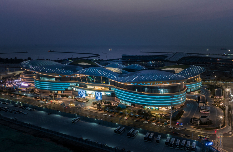 The beauty of architecture never lies in its skin, but also in its texture, artistic conception and charm. Night view of Haikou International Duty Free City