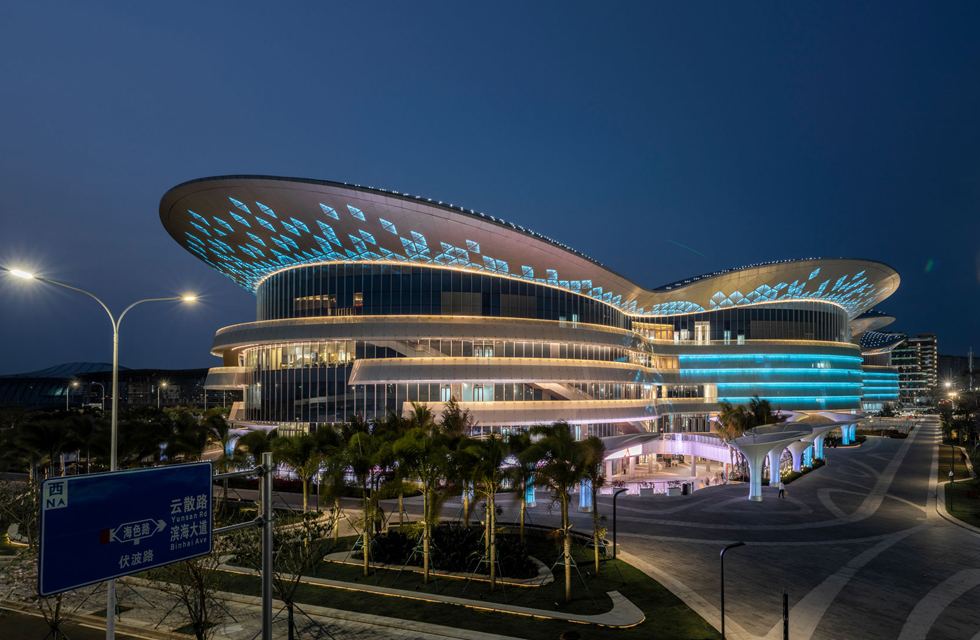 The corners of the cornices are as if they are flying, making the whole body elegant and agile. Night view of Haikou International Duty Free City
