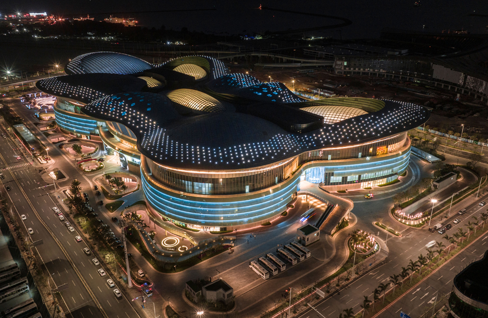 The architectural design is based on the design concept of "Auspicious Clouds of Kyushu, Crown of the South China Sea", fully integrating the cultural symbols of the coastal city, and creating a harmonious blending space between people, people and nature, and people and architecture. Night view of Haikou International Duty Free City