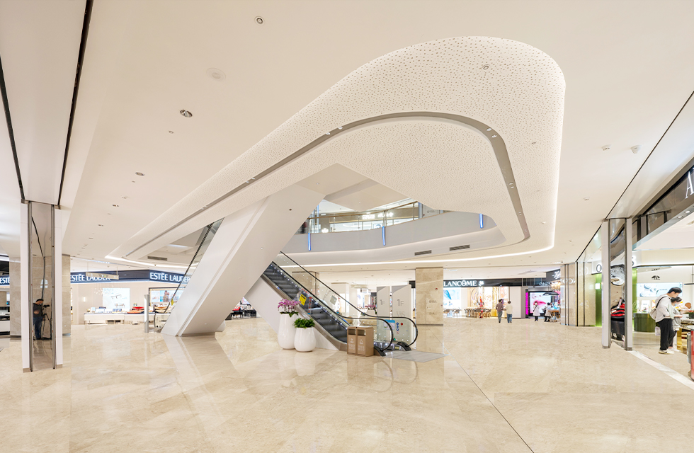 In early November, the world’s largest purely commercial complex, Wushang Dream Time mall, finally unveiled its mystery, and this super aircraft carrier in Central China officially set sail. WUSHANG DREAM TIME MALL