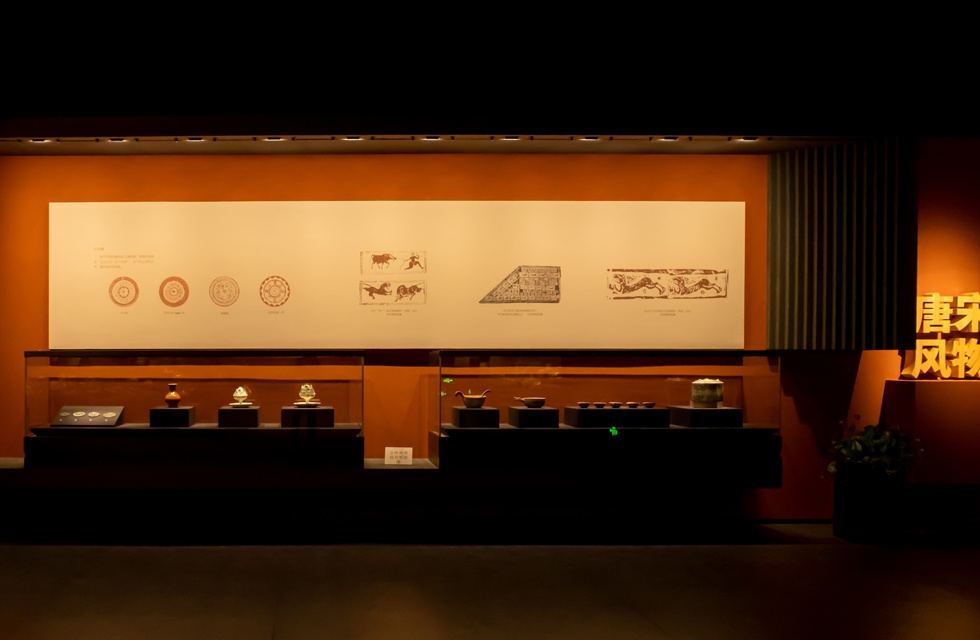 The combination of large backdrops and display cabinets is a common display method in exhibition design. In this scenario, we applied the in-cabinet lighting system outside the cabinet. The LEDme Wall Washer and LEDme Showcase projected focus fixtures were used in combination, with the Wall Washer providing vertical graphic layout illumination and the projected focus fixtures focusing on the first level of headings, while also ensuring the permeability of the bottom display case. Part of the Fourth Theme Exhibition Hall