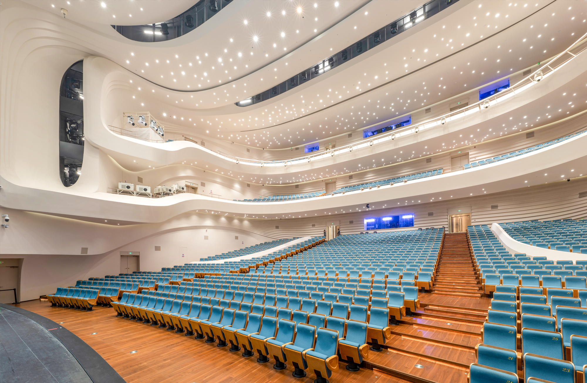 The Opera House lighting system consists of a combination of ceiling downlights and strip lighting. The lighting design carefully combines the PLANA PRO and VOLTA series downlights with different wattages, and the InvisiLED NEON series with an intelligent control system to create different atmospheric lighting effects to match different modes such as audience entrance, warm-up, and performance. Chang'an Le - Opera House