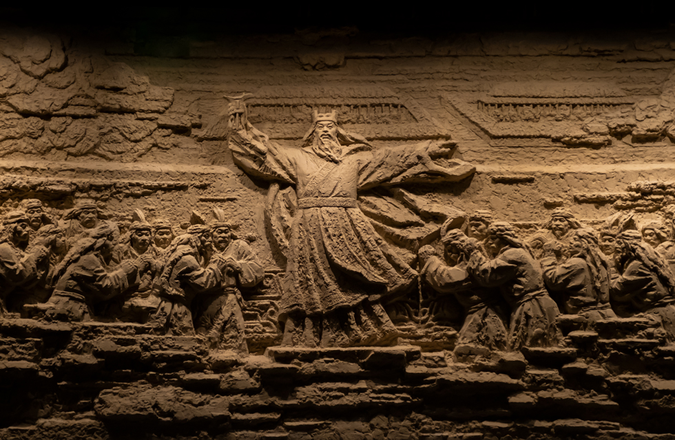 In the interplay of light and shadow, the reliefs seem to tell an ancient story. Historical figures seem to come out of the reliefs and recreate the scenes of the time. War, Peace, Prosperity ...... All these moments of history are fixed on top of this bas-relief and become eternal memories. Entrance Hall