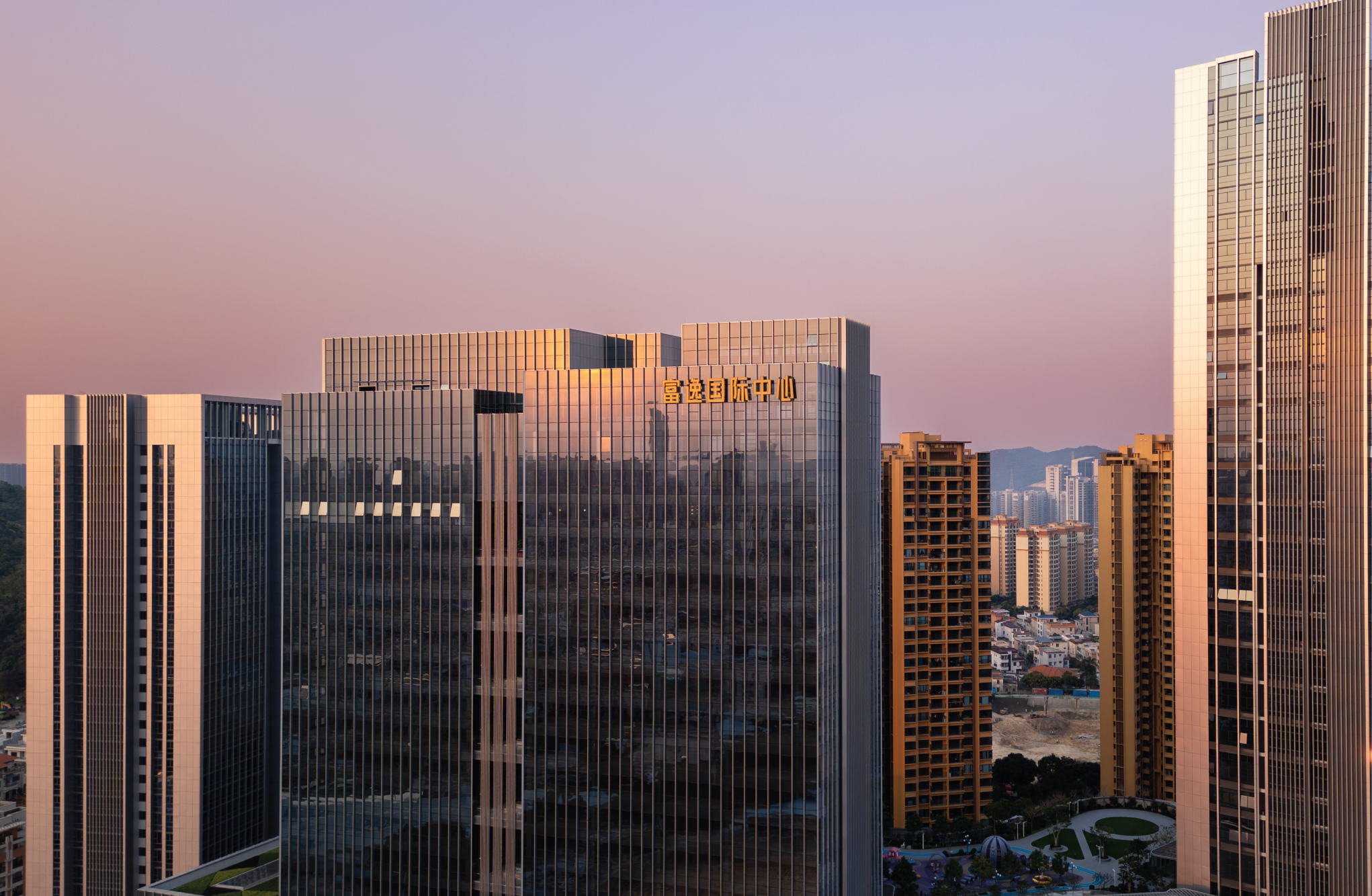 As a brand new city landmark on the west coast of the Greater Bay Area, Zhongshan TOP PARK integrates shopping malls, commercial buildings, theme parks and other facilities. ZHONGSHAN TOP PARK