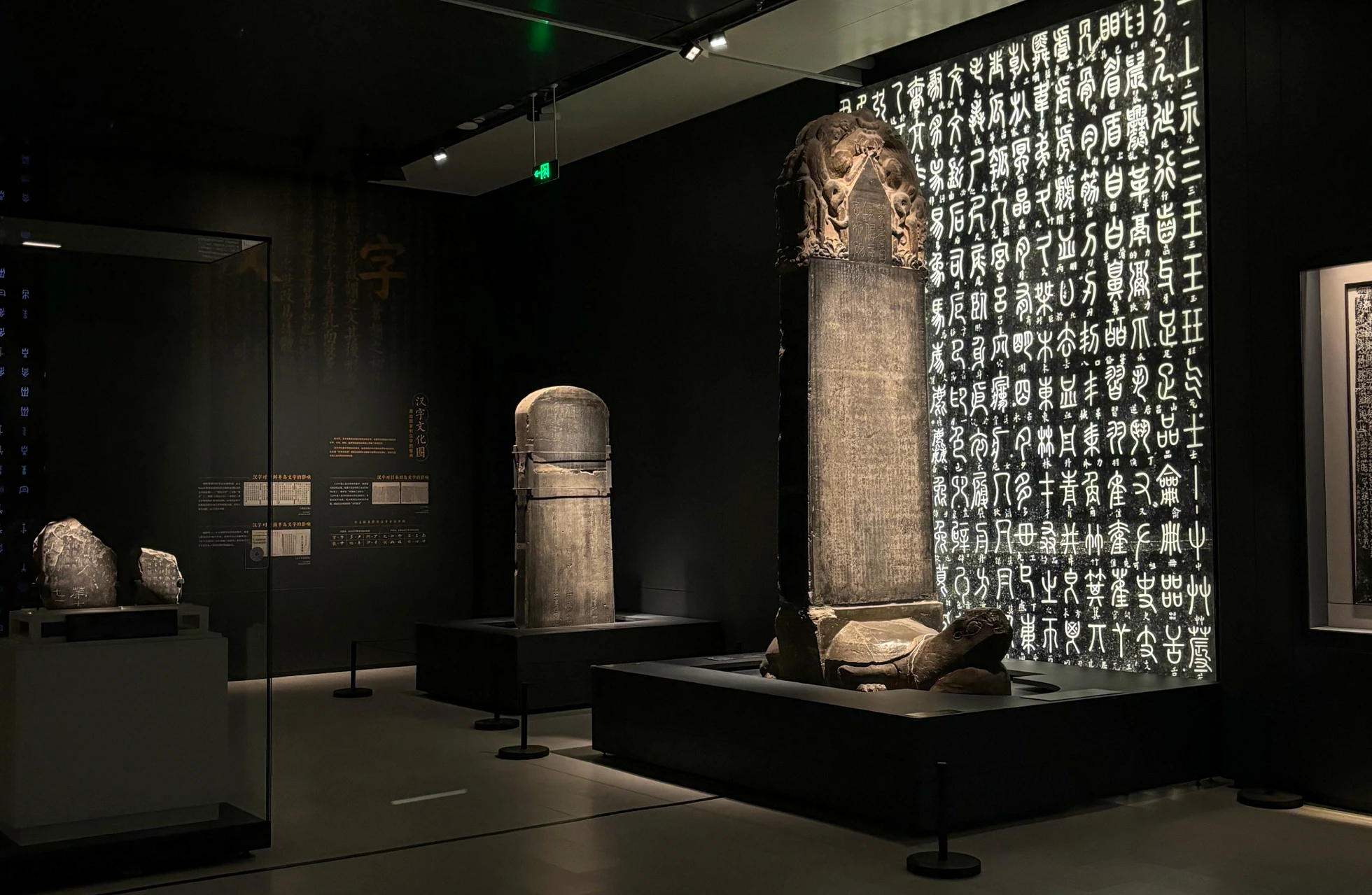Within the stele exhibition zone, classic stone inscription relics stand in sequence throughout the gallery. The museum continues to utilize the FALCON I track lighting series to illuminate the aged stone surfaces.
After centuries of weathering, the densely engraved inscriptions become clearer and more dimensional under the carefully controlled lighting, fully revealing the profound texture and historical presence of the artifacts. Entrance Area