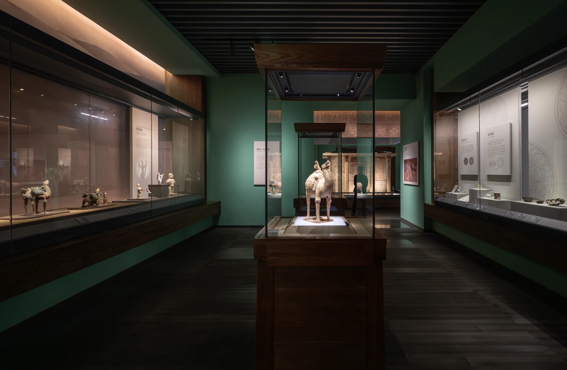 The LEDme II SHOWCASE series supports full 0–360° horizontal rotation, allowing flexible illumination coverage throughout the display cases. Its vertical adjustment range of -30° to 30° enables precise focusing on the core areas of each exhibit, vividly highlighting the grandeur of cultural integration and coexistence represented by the artifacts. Shanxi Museum