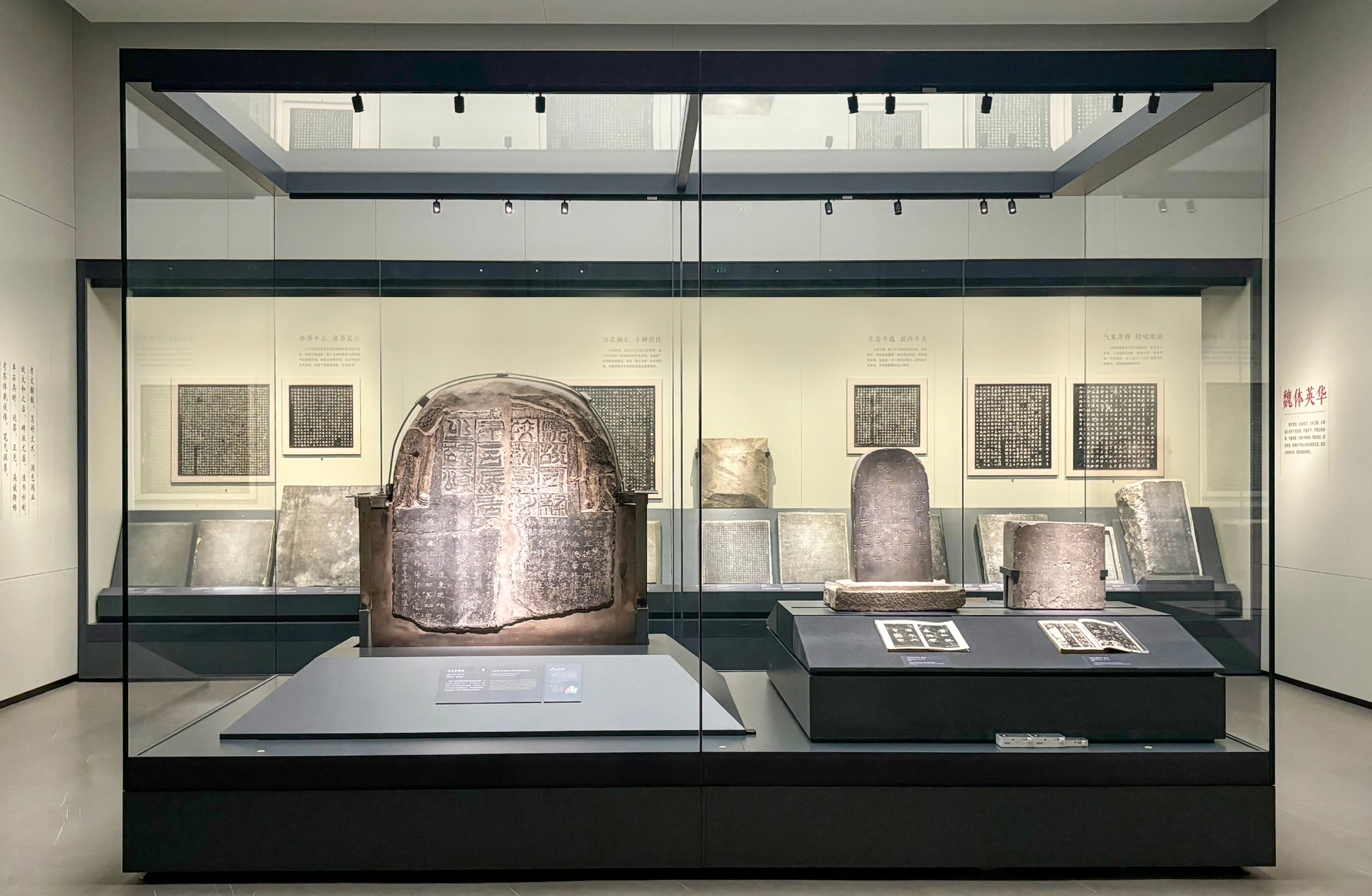 The stone inscription artifacts displayed within the showcases are illuminated by the OCULARC series mini adjustable track luminaires.
The compact and agile fixture design creates an elegant contrast with the monumental texture of the stone artifacts. Utilizing WAC’s patented SUBROSA concealed light technology, the luminaires achieve exceptional glare control while offering continuously adjustable beam angles to accommodate the lighting needs of stone artifacts in various sizes. Chinese Character Evolution Zone
