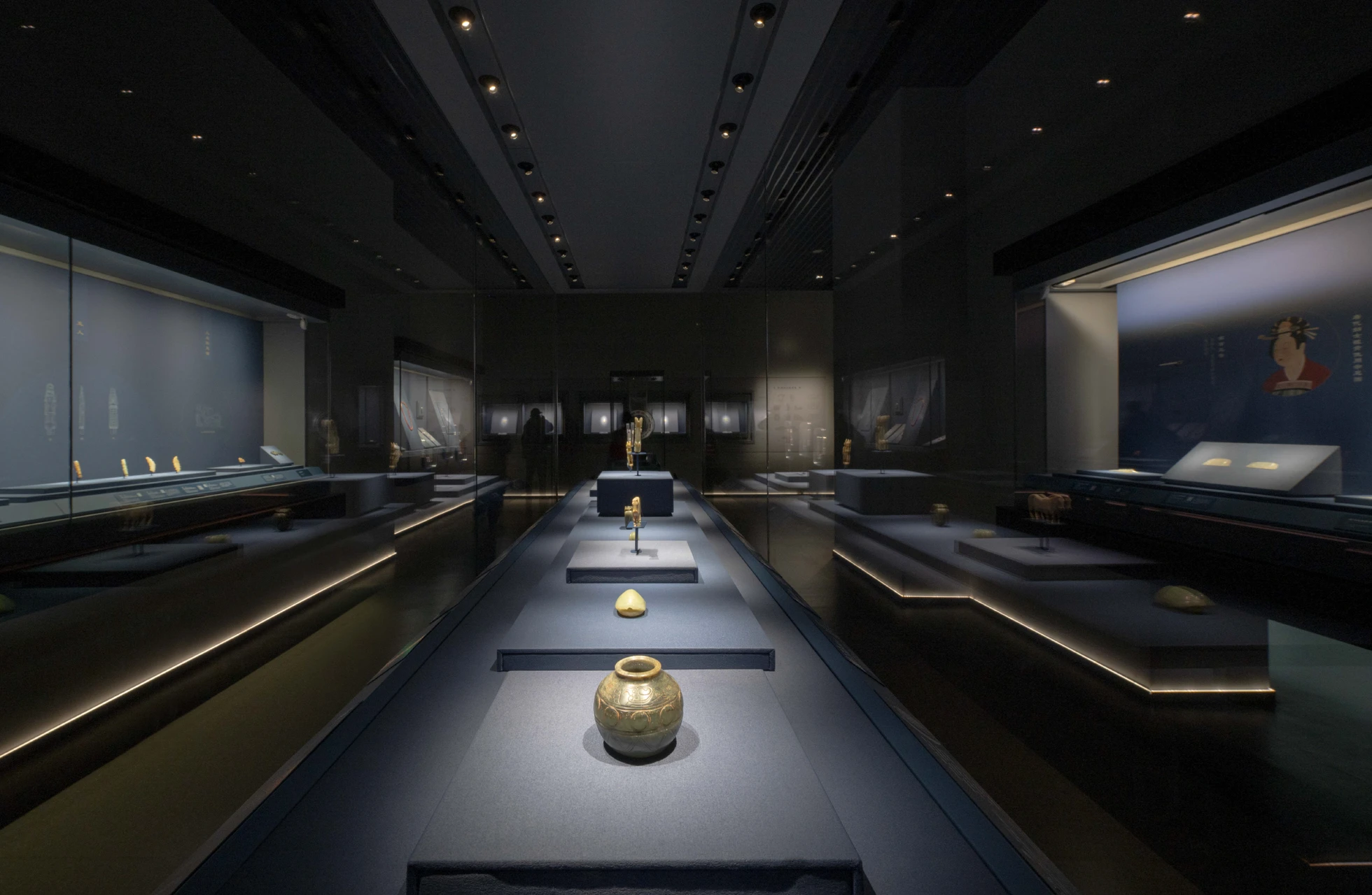 As one of China’s first National First-Class Museums, the Shanxi Museum covers a total area of 52,000 square meters, with 13,000 square meters dedicated to exhibition space. It is the largest center in Shanxi Province for the collection, preservation, research, and exhibition of cultural relics. The museum’s collection includes bronzeware, ceramics, stone carvings, Buddhist sculptures, murals, calligraphy, and paintings, comprehensively showcasing the profound historical legacy of the Sanjin region. Shanxi Museum