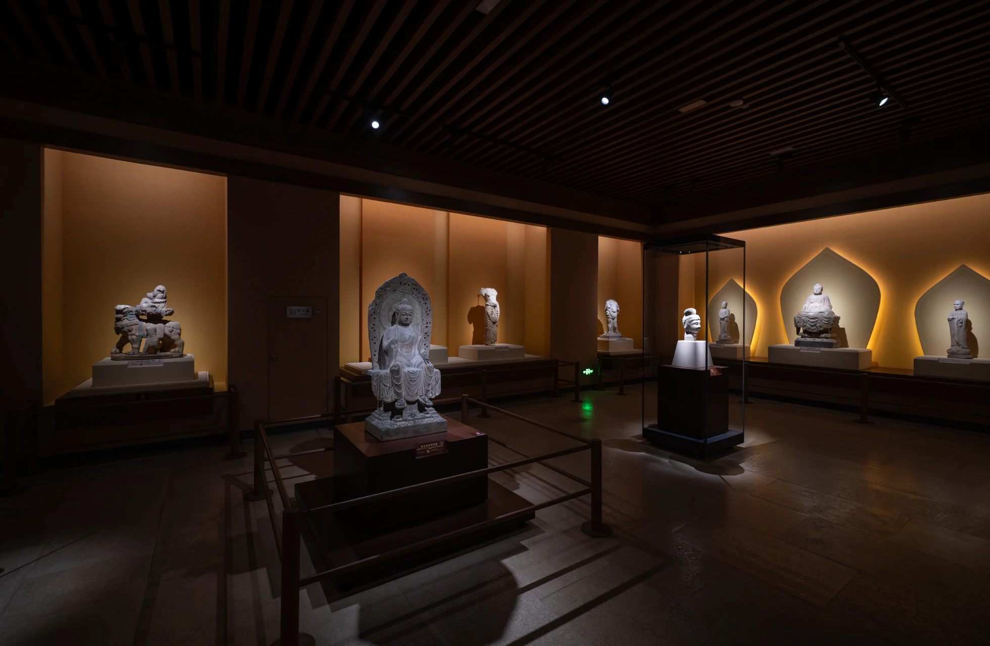 In the central exhibition areas, PALOMA adjustable track lights are used to provide flexible accent illumination, while the Buddha sculptures inside the display cases are illuminated through a combination of LEDme II SHOWCASE and LEDme WALL WASHER luminaires. Shanxi Museum