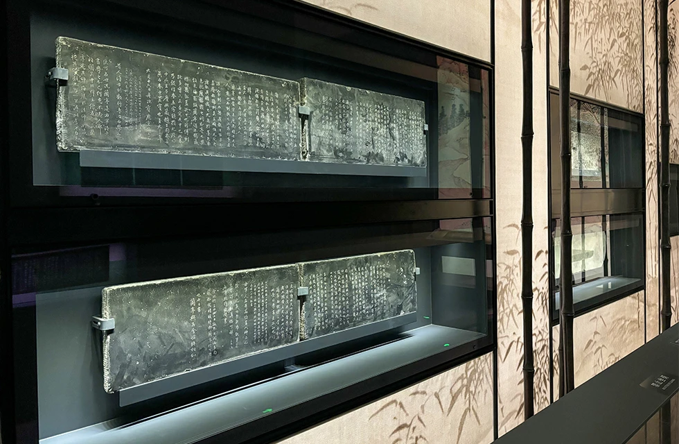 For the stele displays within the wall-integrated showcases, the project breaks conventional application boundaries by creatively utilizing WAC’s outdoor linear luminaire MINIFLOOD I.
Its outstanding stability performance integrates seamlessly with the museum exhibition requirements, while the evenly distributed illumination spreads softly across the stone surfaces to create a refined and highly comfortable visual experience. Wall Showcase Display Area